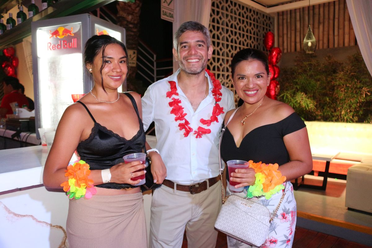 Carlos Ruiz junto a las chicas del equipo de Ágil.