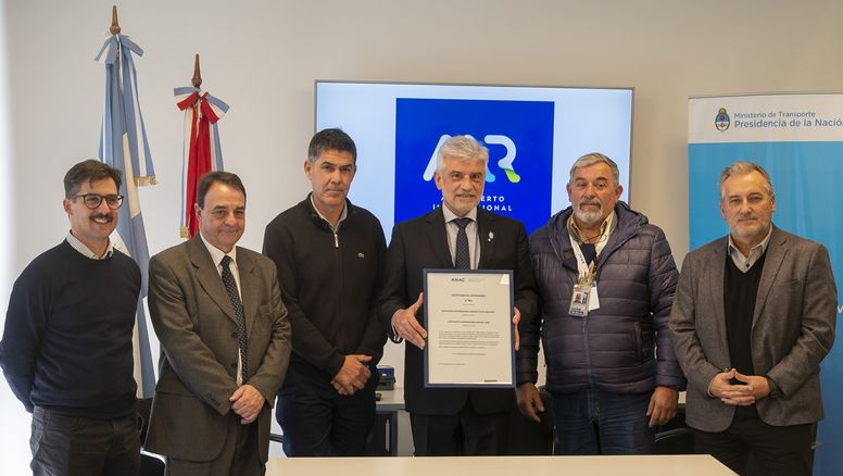Las autoridades de ANAC y del AIR en la ceremonia de entrega de las certificaciones.