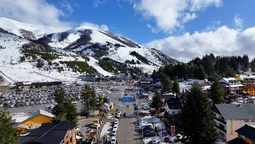 El cerro Catedral podría adelantar el cierre de su temporada de esquí.