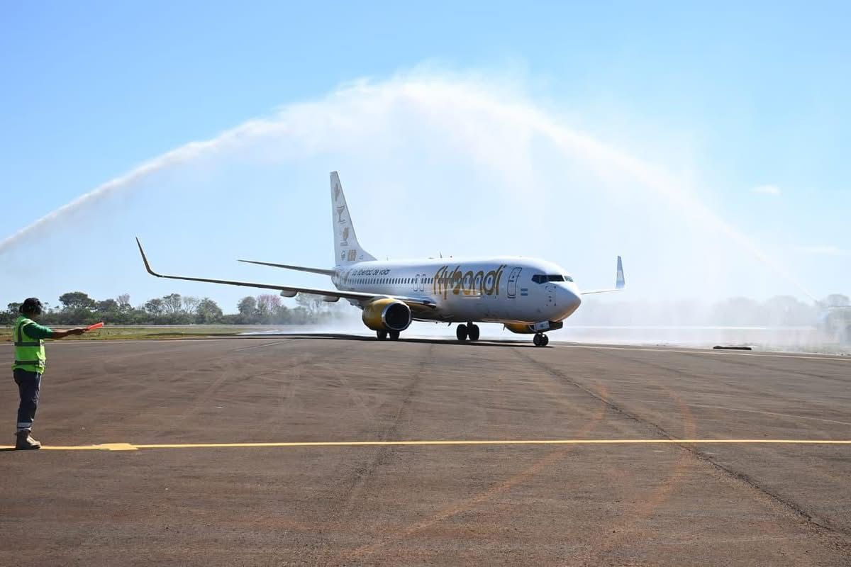 El Boeing B-737/800 de Flybondi fue recibido en Encarnación con el tradicional arco de agua.