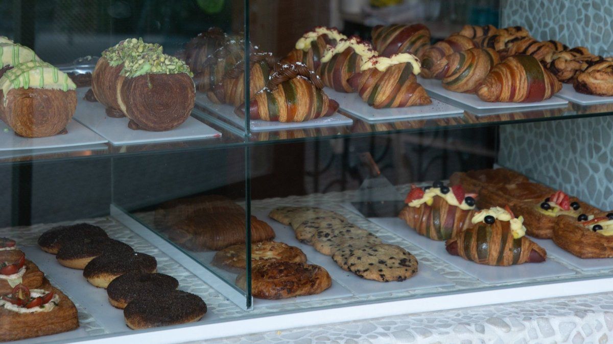 Los New York Roll rellenos de pistacho y chocolate son los más buscados en las cafeterías de Buenos Aires.