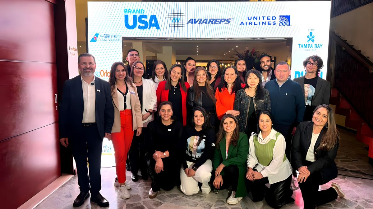 Carlos Valbuena, gerente general de Aviareps Colombia, junto a su equipo y marcas aliadas.&nbsp;