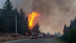 altText(El Bolsón: cerraron el acceso al Cajón del Azul debido a un incendio forestal)}