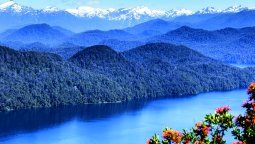 El lago Correntoso, vecino al lago Espejo, se destaca por sus aguas cálidas.&nbsp; &nbsp;