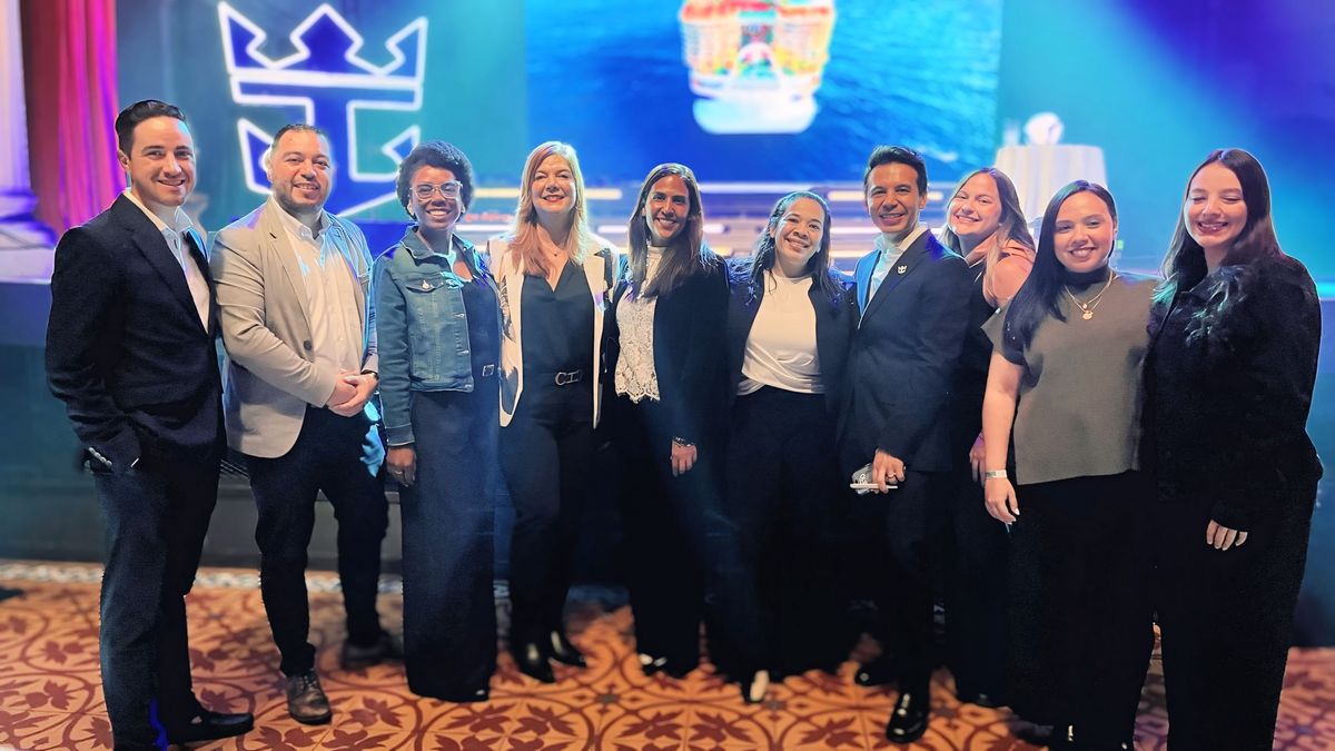 Olga Cock, gerente general de Deluxe Travel, y su equipo, junto a Itzel Valdés, vicepresidenta asociada interina para Latinoamérica y el Caribe, y Martín Parra, gerente de Desarrollo de Negocios para Centroamérica, Caribe y Colombia de Royal Caribbean.   