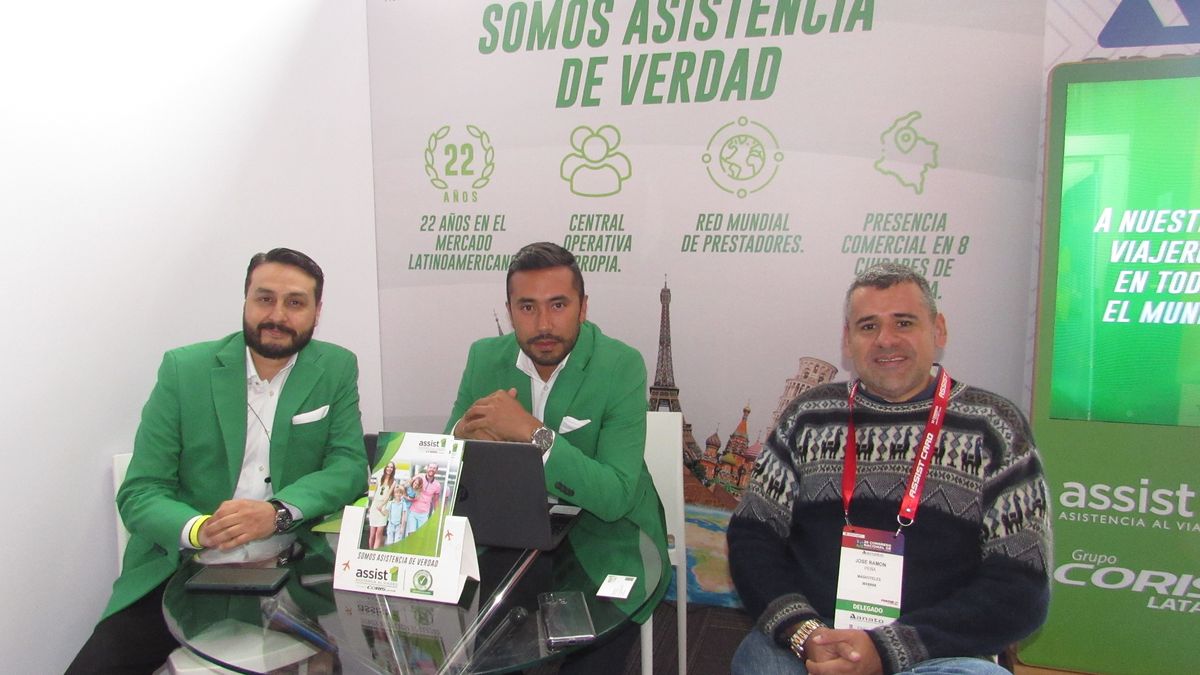 Edwin Rodriguez, gerente comercial de Assist1; Jhon Ibáñez, supervisor comercial de Assist1; José Ramón Peña, gerente general de Más Hoteles.