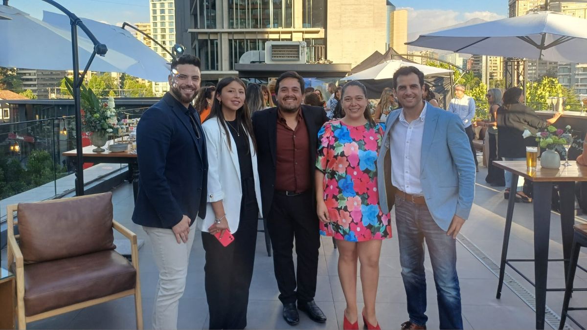 Equipo comercial de Tourmundial durante el evento de cierre de año en su Azotea Mundial.&nbsp;