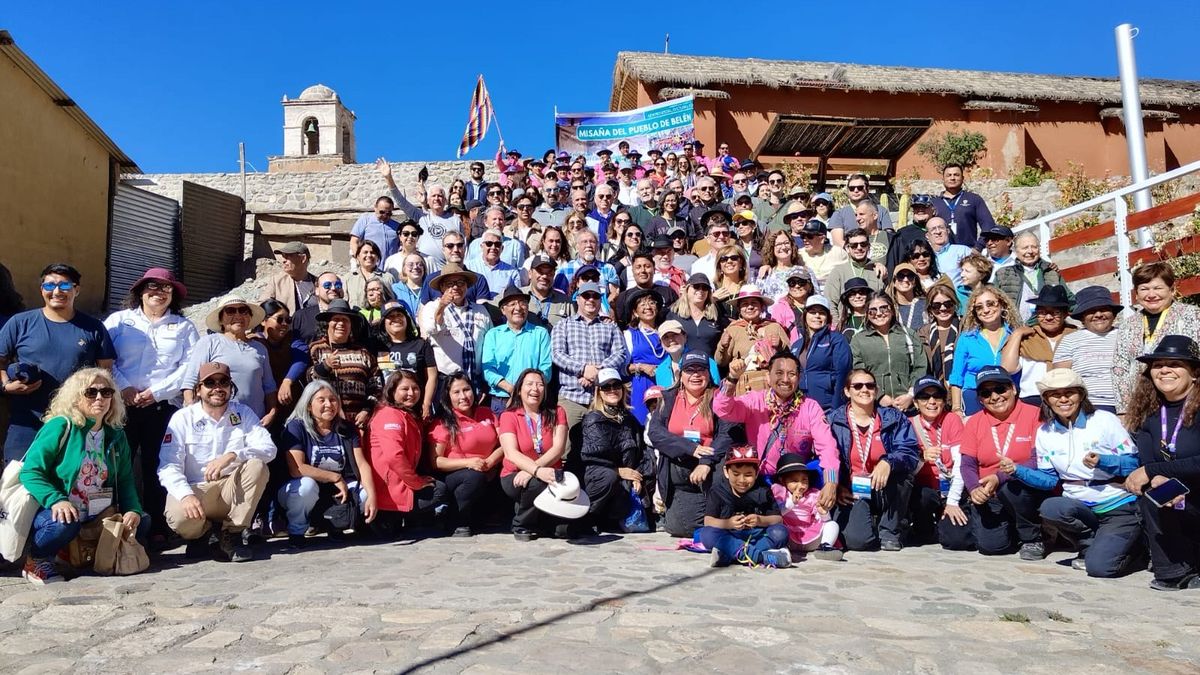 El grupo del 42° Congreso Achet junto a autoridades y habitantes de Belén.