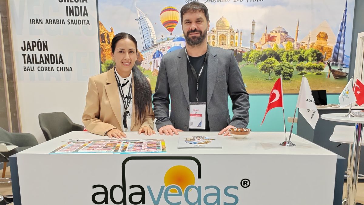 Paulina Beltrán y Yuksel Tasdemir presentaron en Fitur las novedades del portafolio de Ada Vegas en Asia y Europa.