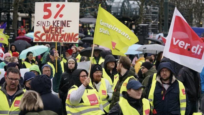 Manifestantes del sindicato verdi en Alemania exigiendo aumentos salariales del 5% en el sector de los transportes.