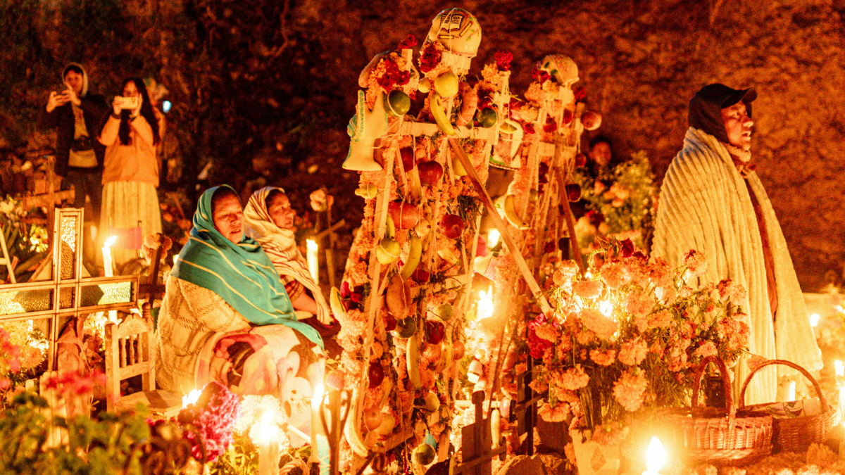 Durante el Día de Muertos los cementerios de Michoacán se llenan de luces y flores.