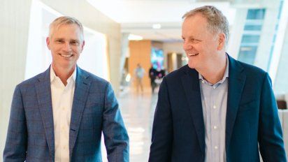 Robert Isom y Doug Parker, nuevo CEO y CEO saliente de American Airlines.