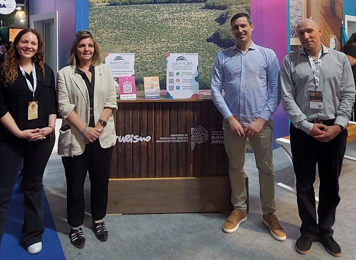 Romina Yerahian, tesorera de Aavyt GBA; junto a Soledad Martínez, subsecretaria de Turismo de PBA; Livio Carpi, presidente de Aavyt GBA; Y Lisandro Forte, coordinador institucional de Aavyt GBA; en el marco de la FIT 2025.