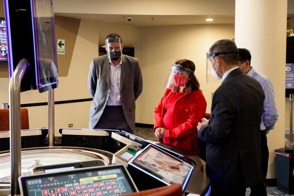 Roc&iacute;o Barrios, titular del Mincetur inspecciona salas de juegos