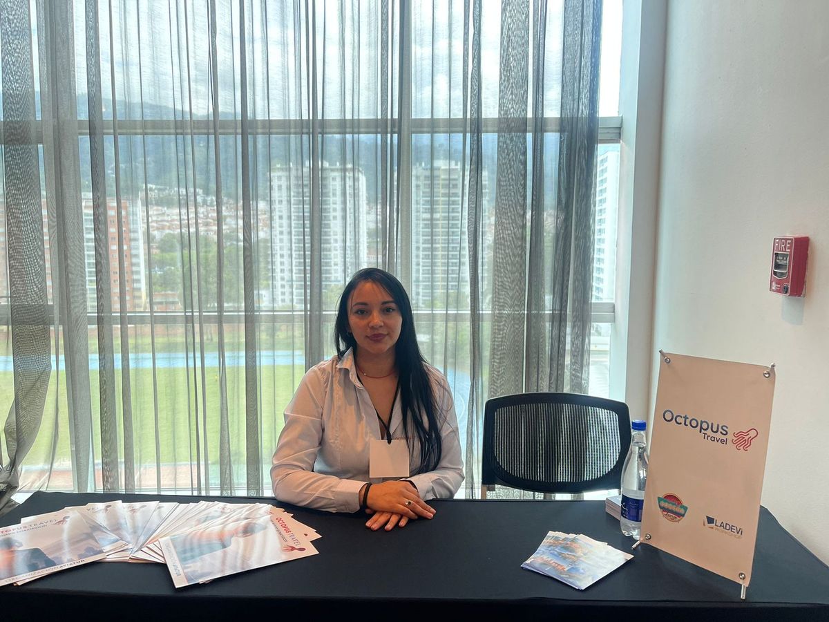 Representante comercial de Octopus Travel en el Workshop de Ladevi en Bucaramanga.