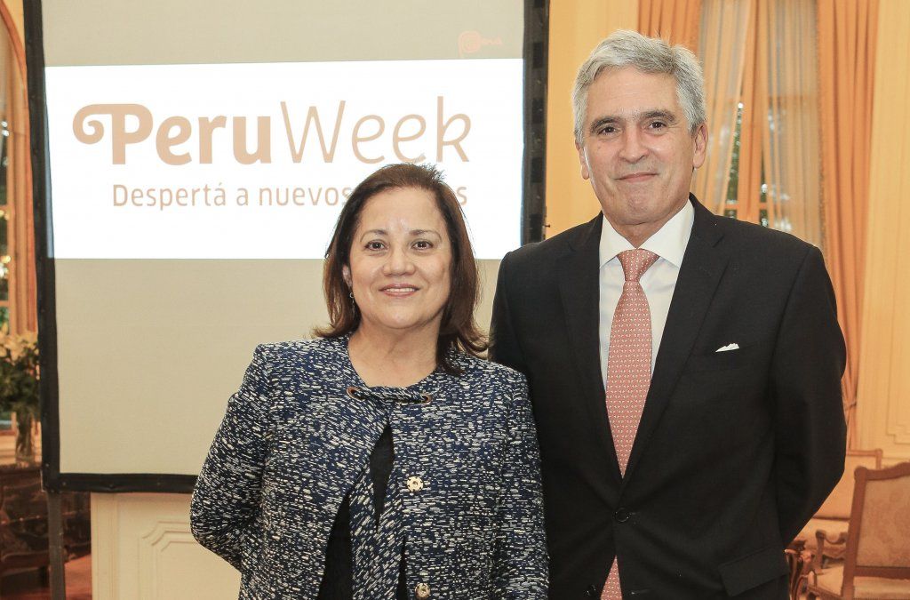 Silvia Seperack, consejera de PromPerú en Argentina; y John Peter Camino Cannock, Embajador de Perú en Argentina.