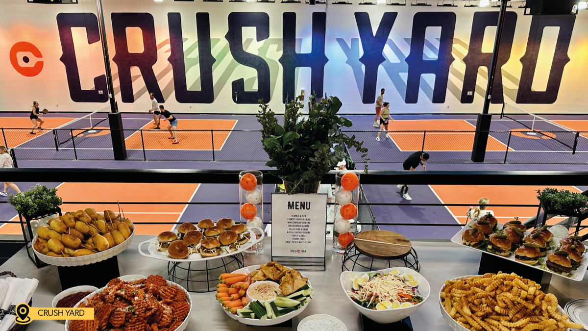 En cuánto a nuevas propuestas de gastronomía, Kissimmee destaca Crush Yard; un bar deportivo con juegos como ping pong y dardos, y 10 canchas de pickleball. 