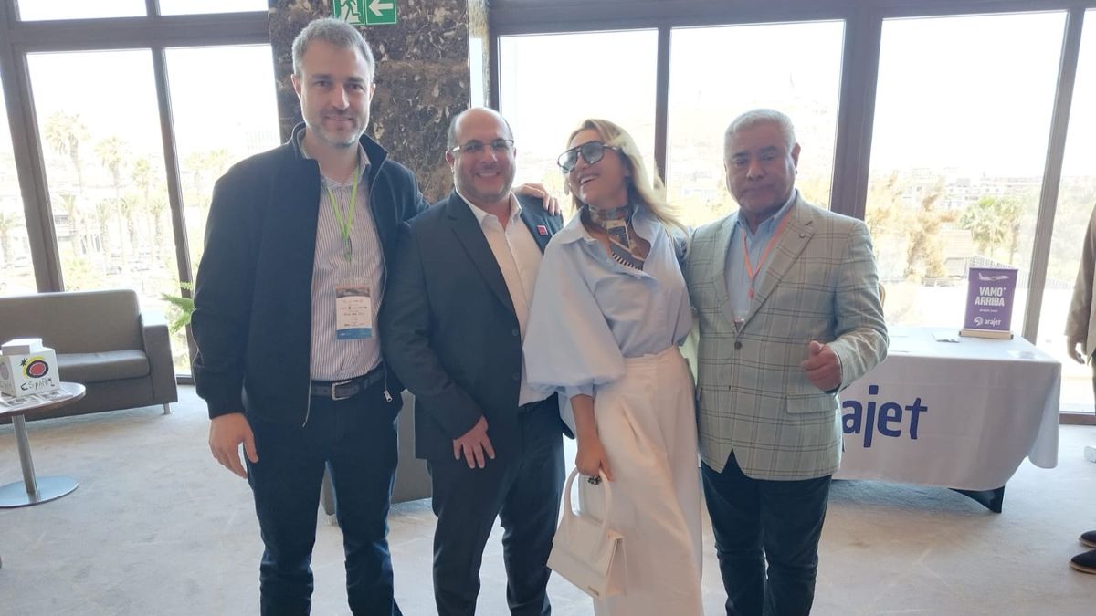 Christian Roth de Andina del sur, Cristobal Benitez, director nacional de Sernatur, Maeva Riroroco de Maururu Travel y Orlando Vargad, alcalde de Arica.