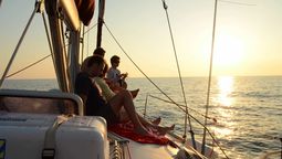 Navega entre fiordos y glaciares del sur de Chile en una expedición de turismo de aventura.