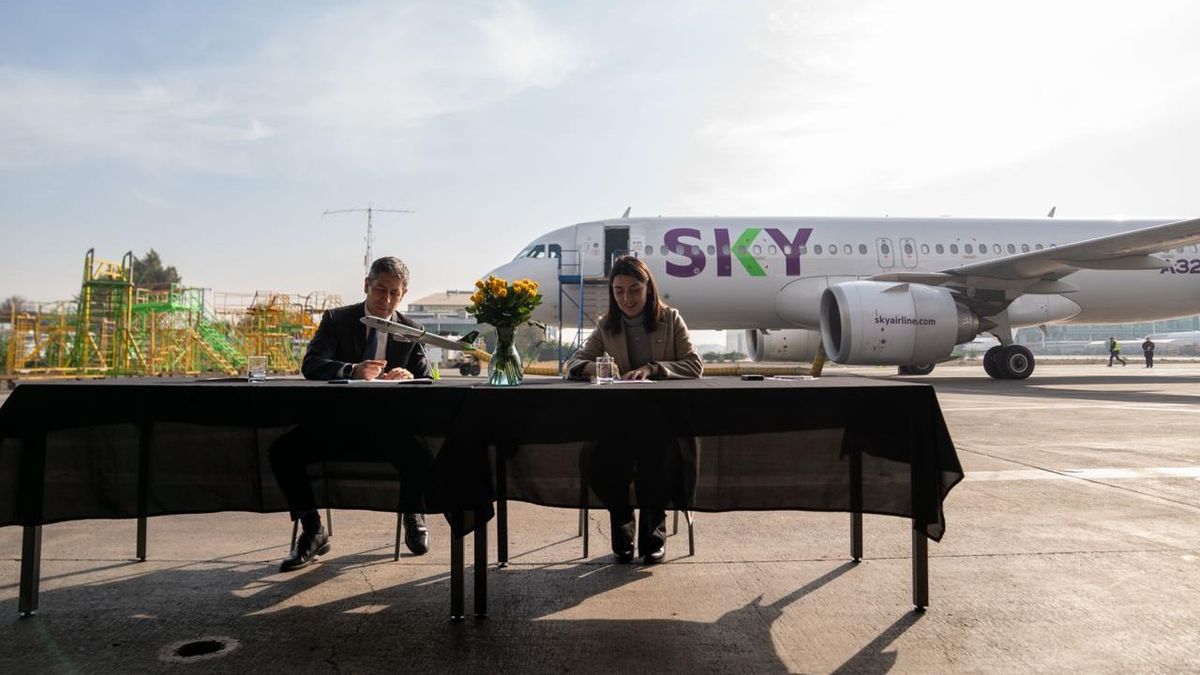 Firma del acuerdo de compromiso entre Sky Airline y el Ministerio de la Mujer y Equidad de Género.