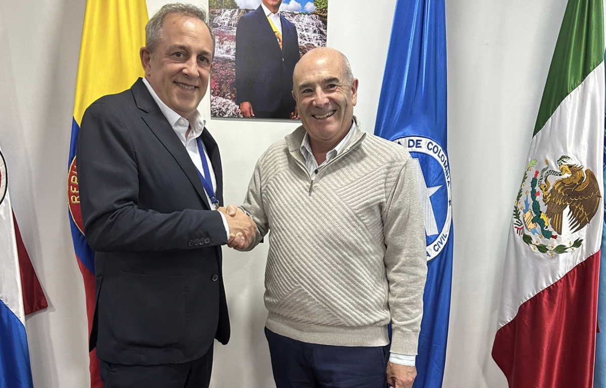 Juan Carlos González, director general de Ávoris, y Sergio Paris, director general de aeronáutica civil de Colombia.