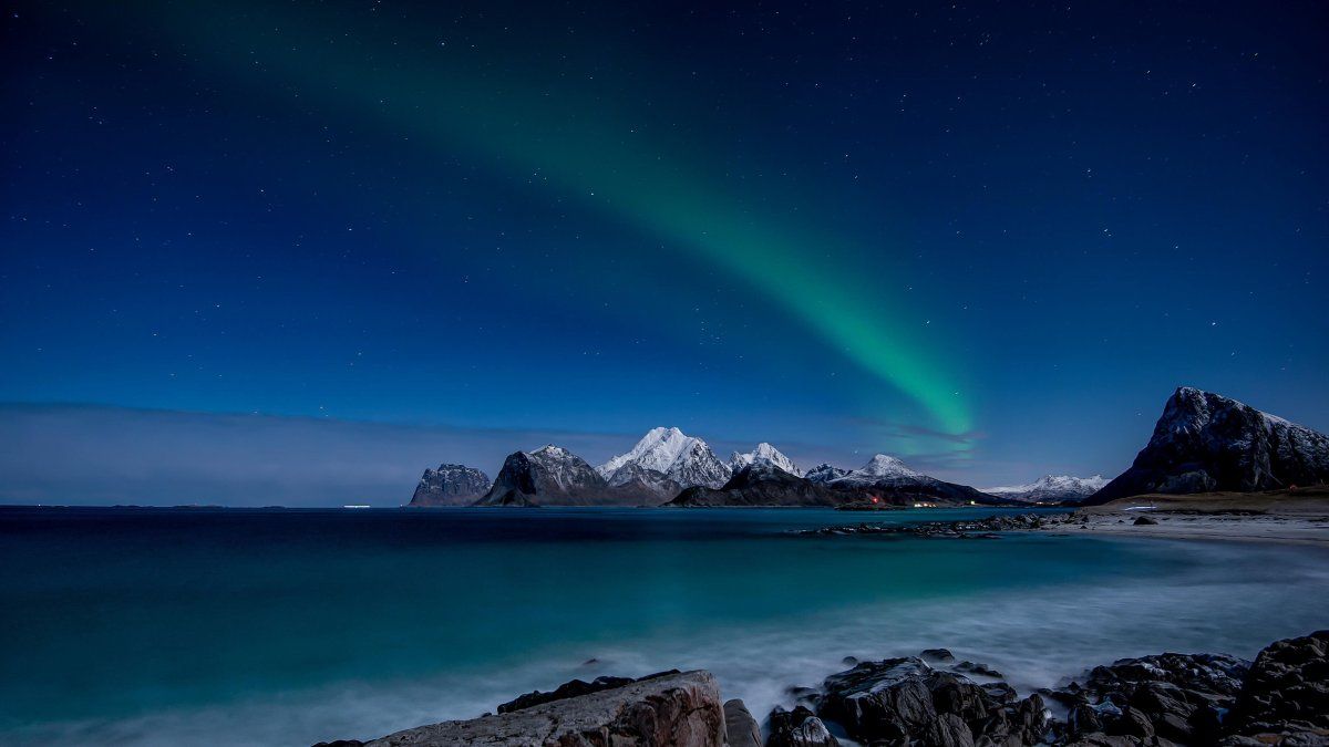 Islandia es un destino ideal para disfrutar de las auroras boreales debido a sus bajos niveles de contaminación lumínica.