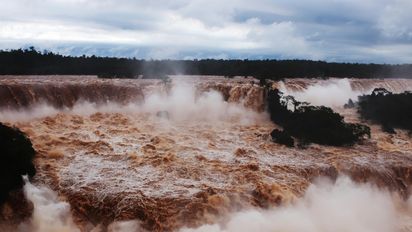 Cataratas del Iguazú: las impresionantes imágenes de la crecida que provocó el cierre del parque