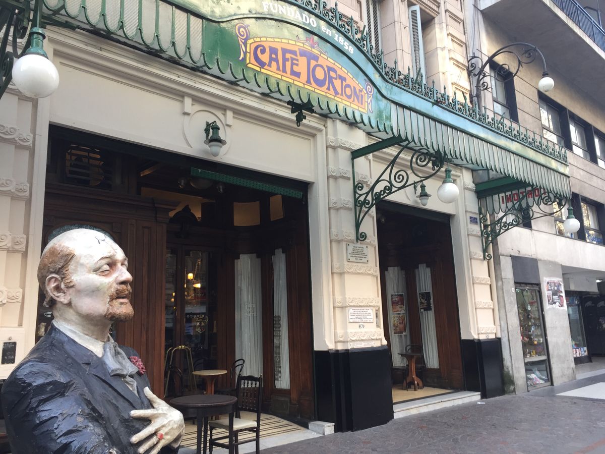 Buenos Aires: el Gran Café Tortoni está abierto de 7 a 00 y es un emblemático café histórico a nivel mundial.