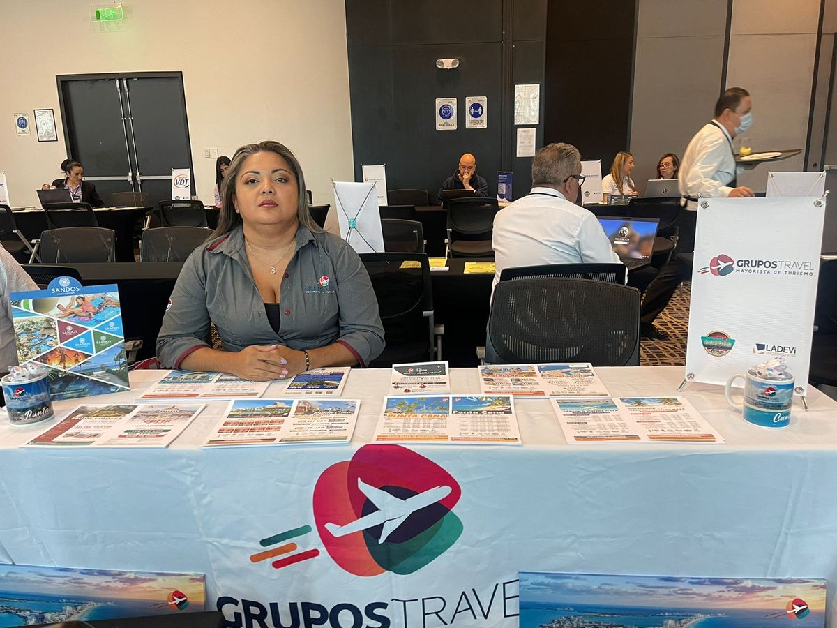 Representante comercial de Grupos Travel en el Workshop de Ladevi en Bucaramanga.