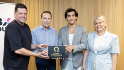 Directivos de HBX Group y Queer Destinations tras la obtención de la distinción.