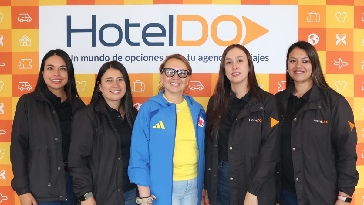 Yesica Olaya, Angie Yomayuza, Johana Baez y Mayra Orjuela, junto a Adriana Gil, manager comercial para Colombia y Perú de HotelDO, durante The Tour realizado en Bogotá.