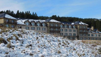 El establecimiento se encuentra en una ubicación privilegiada, a 18 km. de San Martín de los Andes y a 40 minutos del centro de esquí local.&nbsp;