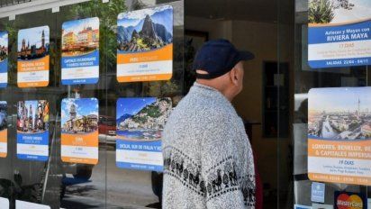 Una agencia de viajes de España expone sus productos especiales para el mercado sénior.