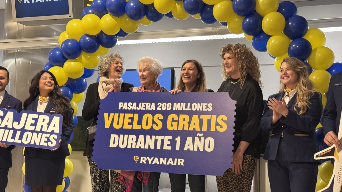 Pasajera número 200.000 de Ryanair en España, durante un evento de la compañía en el aeropuerto de Barajas.