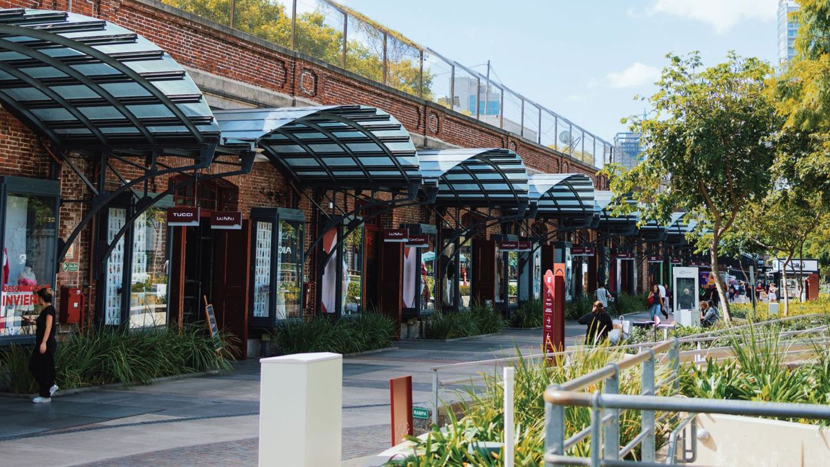 Distrito Arcos es el único shopping al aire libre de Buenos Aires.