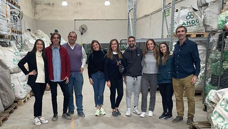 Parte del equipo de JetSmart en Argentina, donde realizaron una actividad junto a una empresa de reciclado.