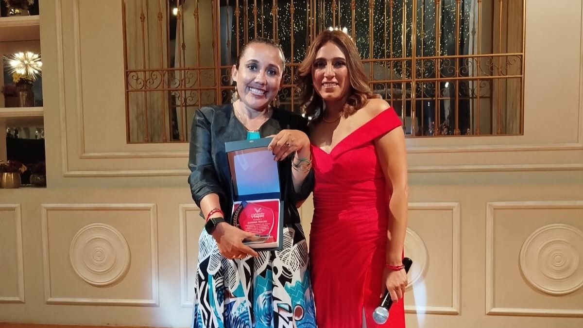 Ingrid Del Busto premiando a Bonna Tours.