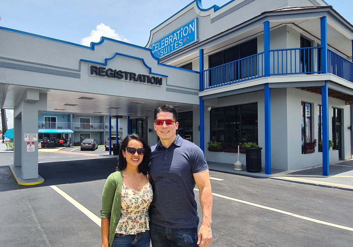 Brian Wong, gerente general de Celebration Suites, junto a Belquis Villanueva, gerenta de Reservas.