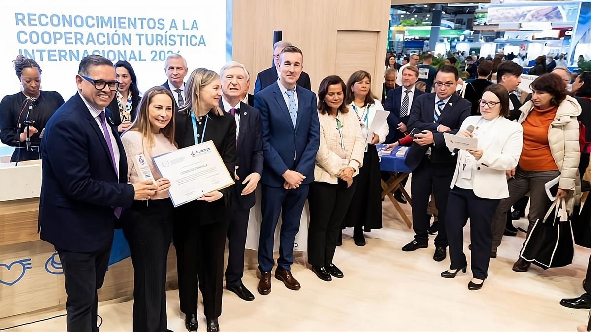 El reconocimiento a Captur fue recibido por el ministro de Turismo, Mateo Estrella, en el marco de Fitur. - Ladevi Medios y Soluciones El reconocimiento a Captur fue recibido por el ministro de Turismo, Mateo Estrella, en el marco de Fitur.