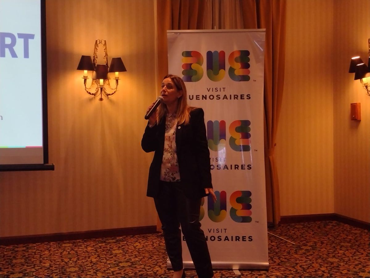 Karina Perticone exponiendo las atracciones de Buenos Aires.