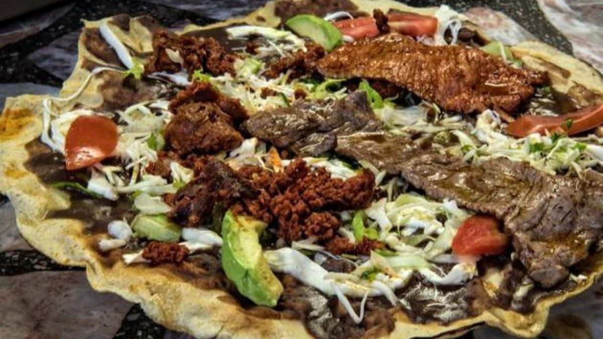 Conoce sobre la tlayuda, uno de los platillos más representativos de Oaxaca.