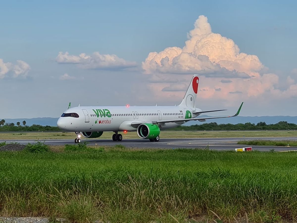 La flota de Viva Aerobus está compuesta por 40 Airbus A320 y 24 Airbus A321 con una edad promedio aproximada de 5 años.