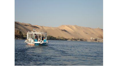 El Nilo, enmarcado por las arenas doradas del Sahara, es un paisaje que acompaña buena parte del viaje.