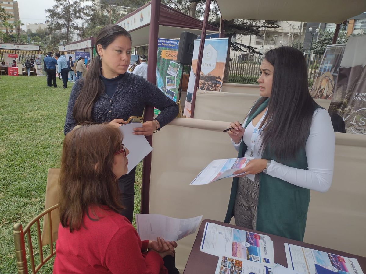 Profesionales de turismo conociendo la propuesta de Dorak Tour.