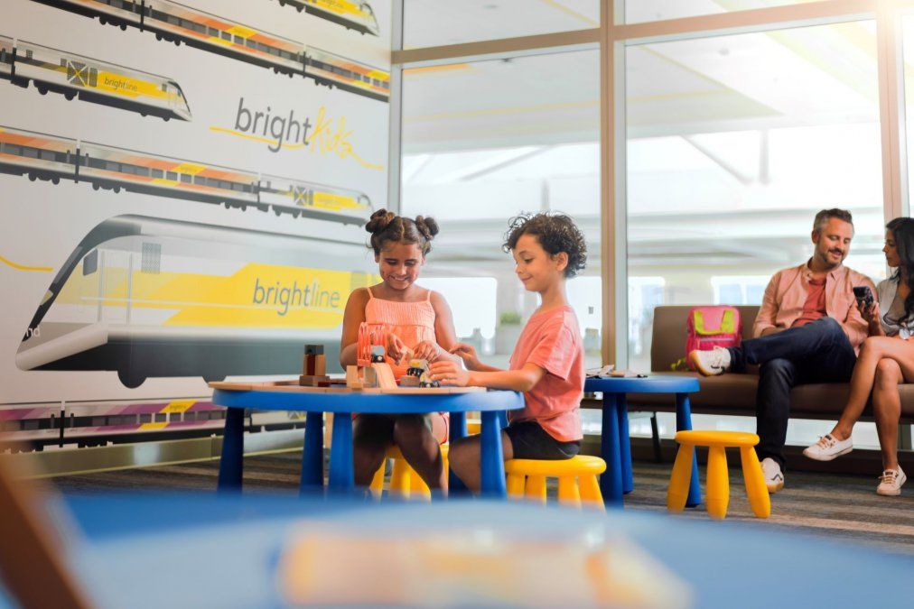 A través de Brightline, un viaje de 380 km de distancia se convierte en una experiencia de 3 a 3,5 horas, estableciendo un nuevo estándar de comodidad para los viajeros.