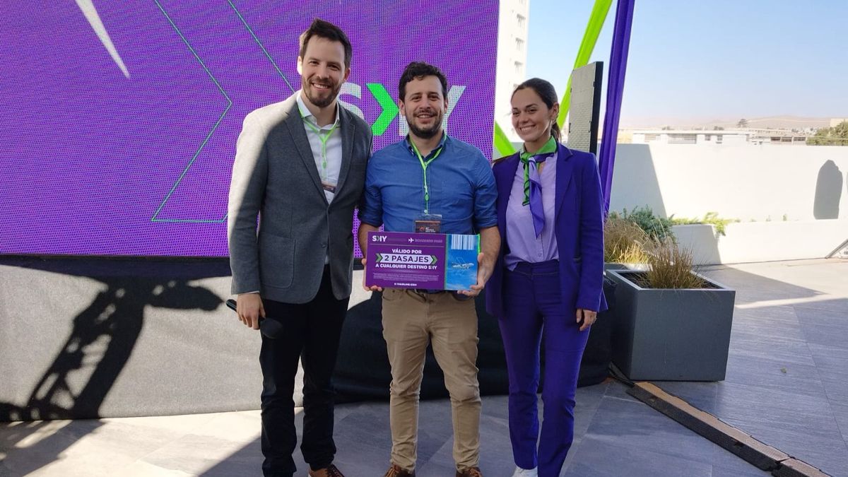 Joaquin Perez (OTSI) fue uno de los ganadores del sorteo de Sky Airlines dirigido por Benjamin Cox, subgerente de ventas de la compañía aérea.