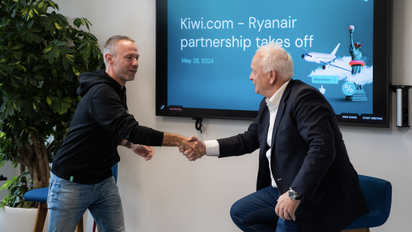 Eddie Wilson, consejero delegado de Ryanair, durante la firma del acuerdo con Kiwi.com