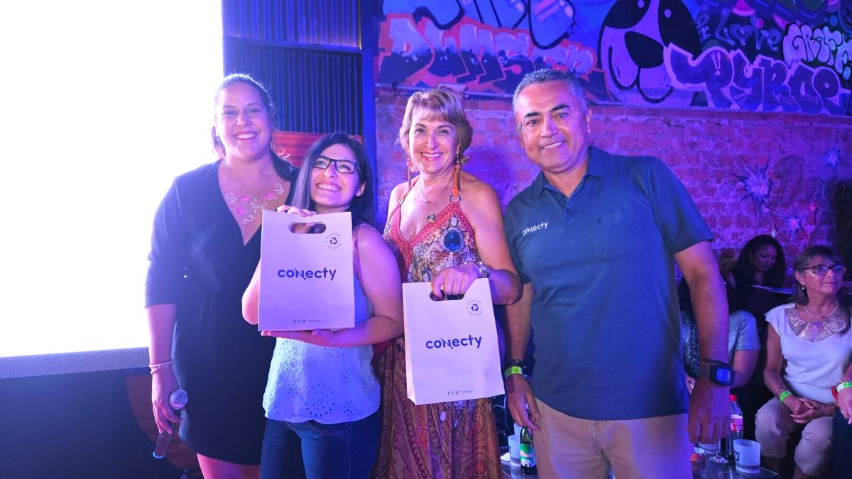 Liliana Pando y Anelisse Cabrera fueron las ganadoras de un kit internacional gracias a Conecty.
