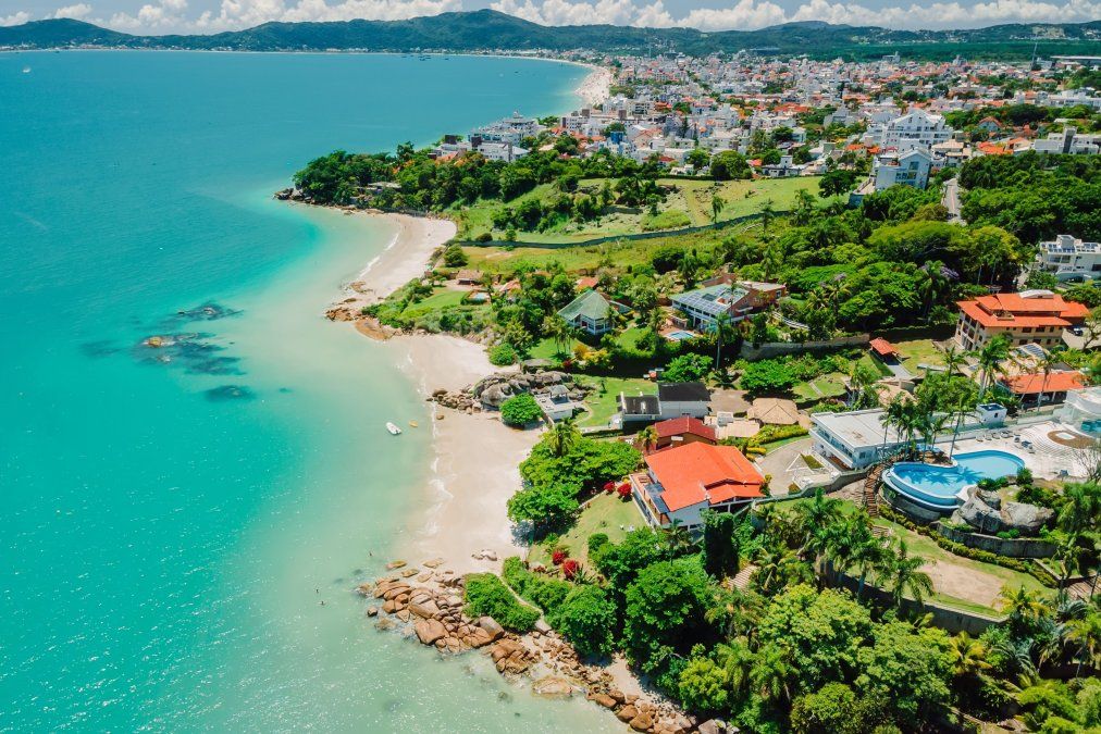 Conocé qué playas de Florianópolis están afectadas por el brote de gastroenterocolitis.&nbsp;