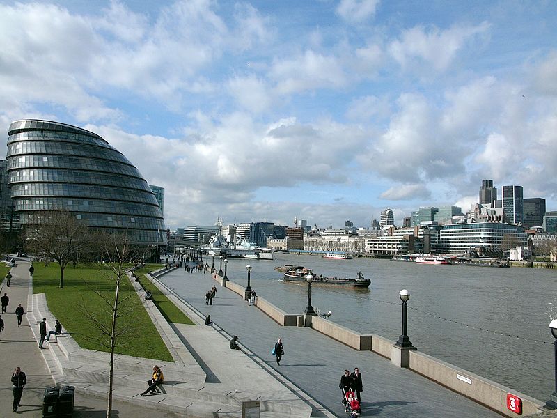 Edificio del Ayuntamiento y el río.